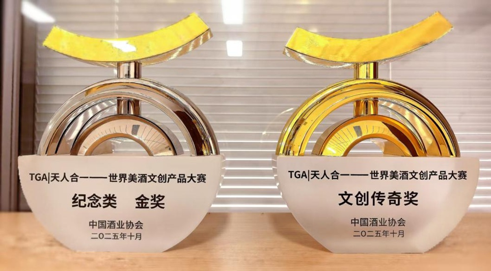 79184633.jpg 开云在线手机入口金蛇献瑞生肖酒、梦之蓝幸福美满礼盒.jpg